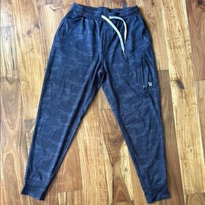 Vuori charcoal-Black Camo Sunday Performance Joggers